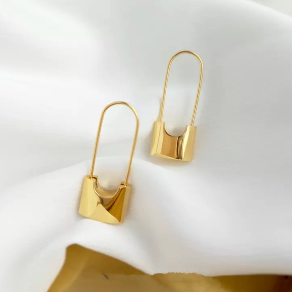 ✨✨Gold Padlock Hoop Earrings ✨✨ - Picture 5 of 6